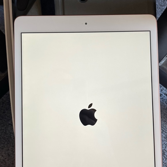 Brand New 32gb (8th Generation) IPad-Rose Gold, Never Used, Wi-Fi, Model A2270 - Picture 4 of 10
